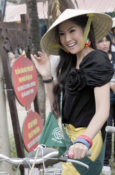 Hoa hậu Thái Lan đội nón lá tại Hoa hậu Hoàn Vũ 2008 tổ chức tại Nha Trang, Việt Nam.
